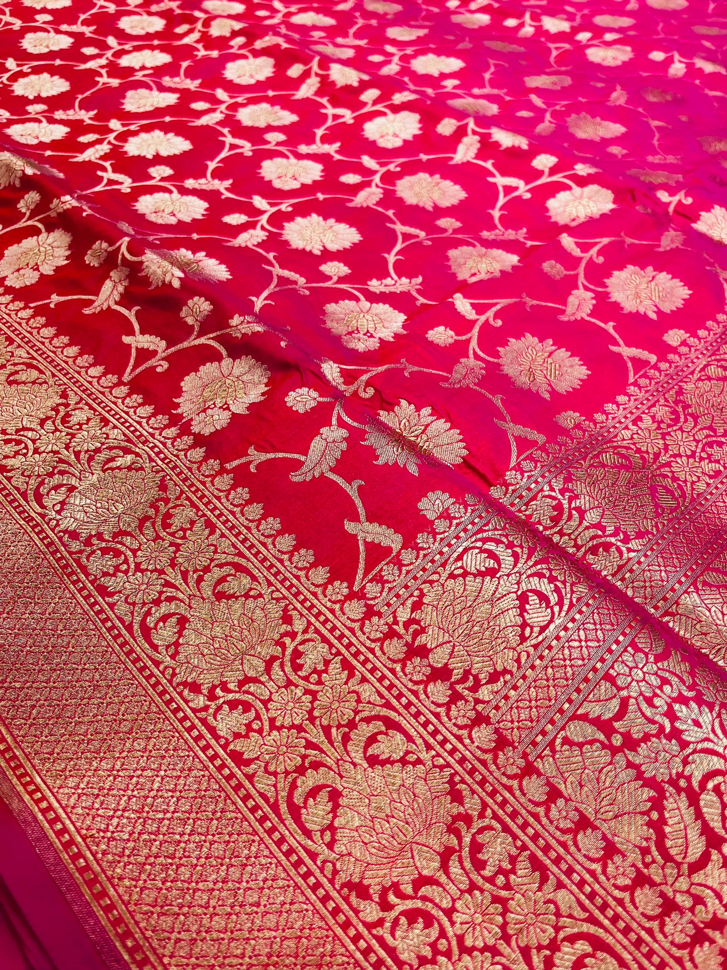 A Beautiful Pure Katan Silk Handloom Banarasi Saree - jaal work