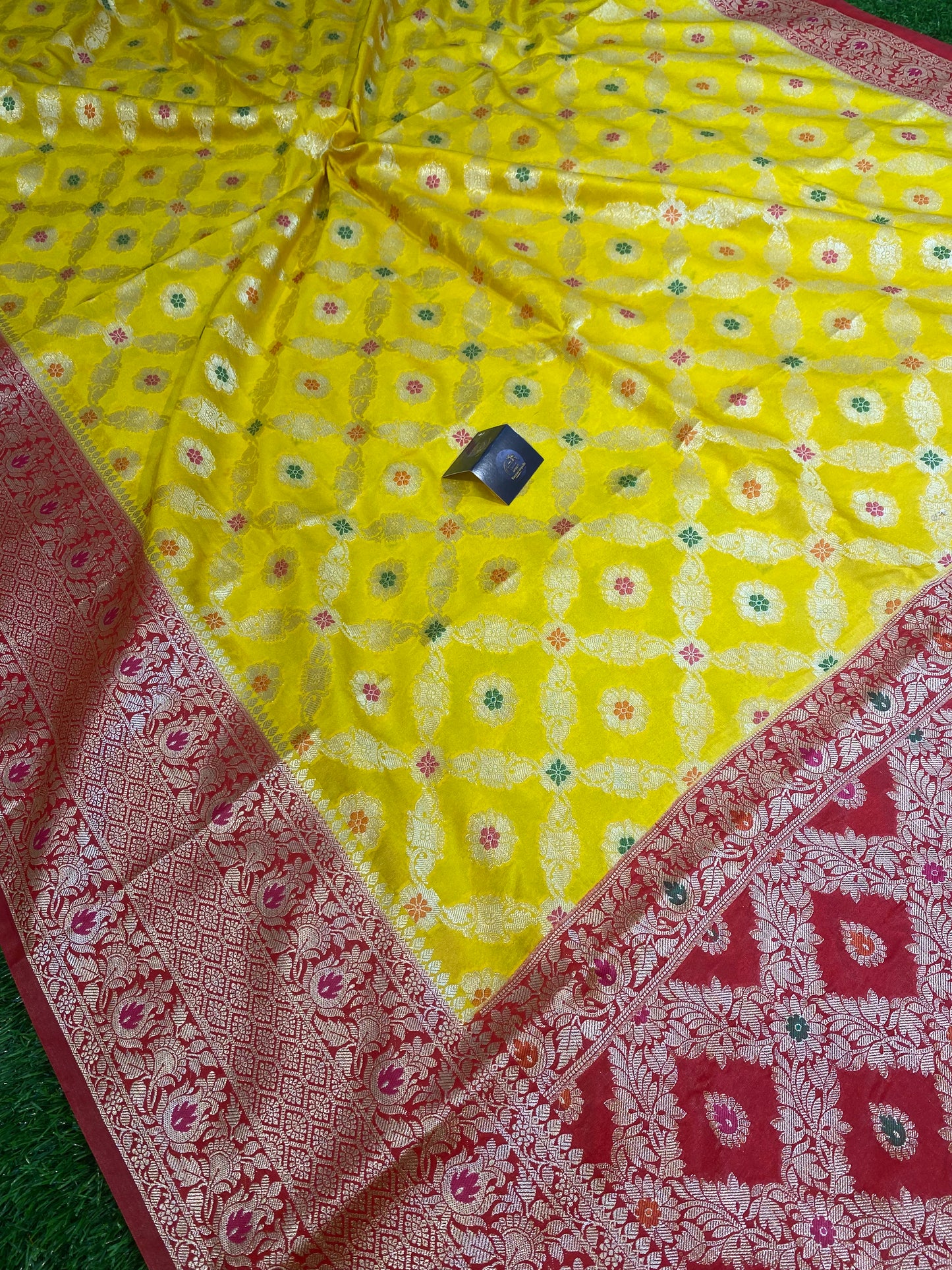 SEMI KATAN BANARASI SAREE WITH CONTRAST BORDER AND PALLU