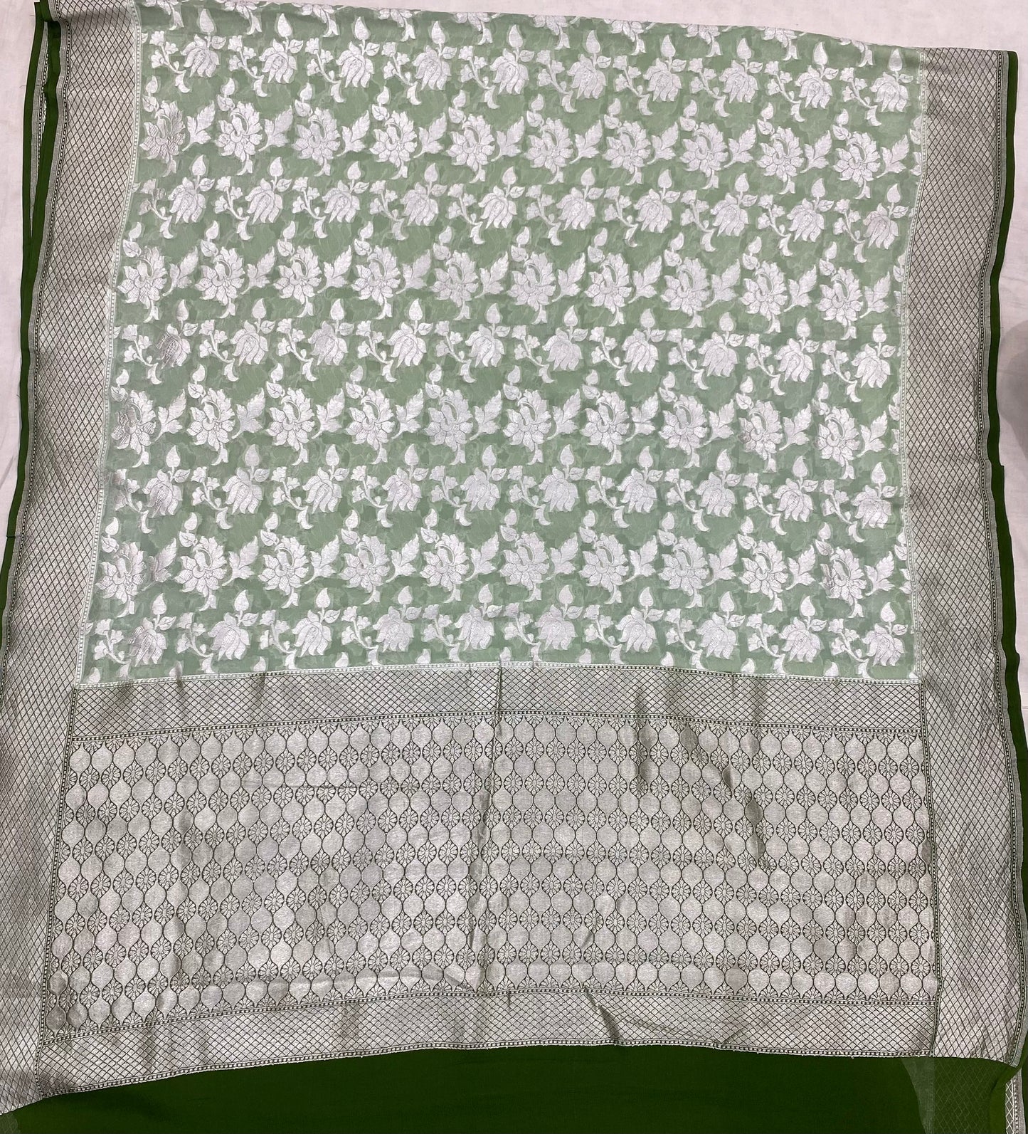 Khaddi Georgette Handloom Banarasi Saree With Gorgeous Silver Zari